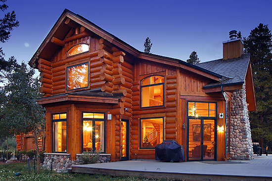 staggered log ends on handcrafted log home